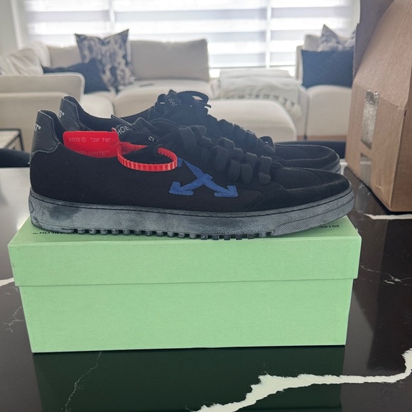 Off white mens sneakers like new